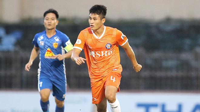 Tiền vệ trẻ Phi Hoàng: 'Chưa bao giờ em từ bỏ giấc mơ bóng đá'