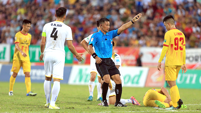 Vòng 18 V-League 2018: Thiếu chuyên môn, thừa bạo lực