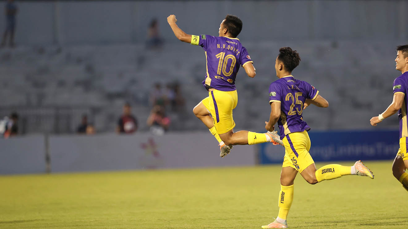 Vòng 11 V-League: 'Nóng' cả hai đầu bảng xếp hạng