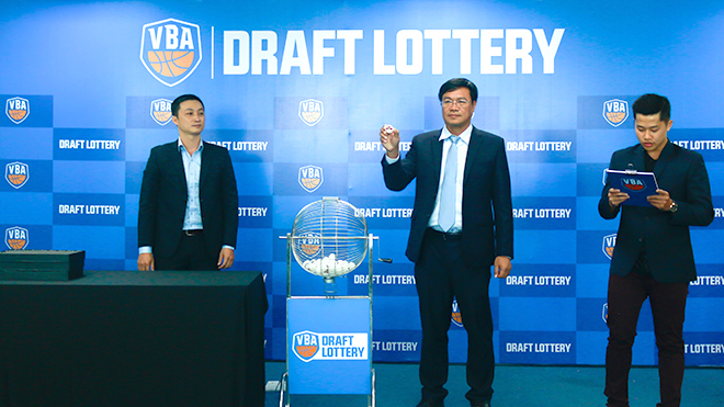 Thị trường chuyển nhượng cầu thủ Việt: Nên học theo Draft Lottery của VBA?