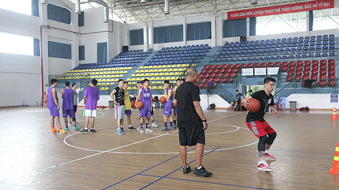 'Ông trùm futsal' ươm mầm cho bóng rổ Việt