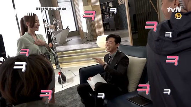Cảnh tình cảm ‘Thư ký Kim sao thế', Park Min Young và Lee Tae Hwan toàn 'phá lên cười'