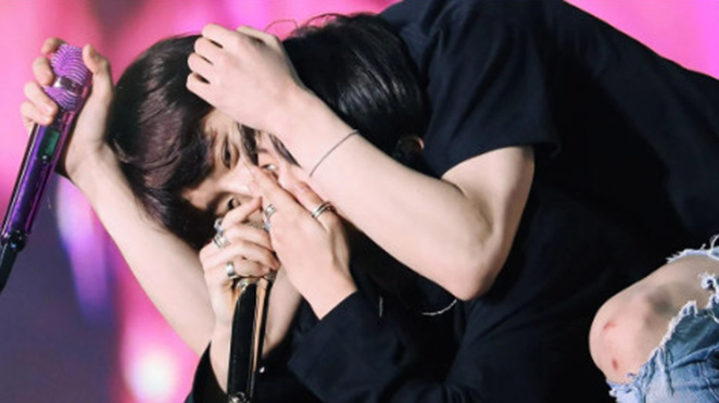 Jimin bật khóc trên sân khấu, Jungkook dỗ cực ‘cute’ với kiểu ‘đè đầu cưỡi cổ’