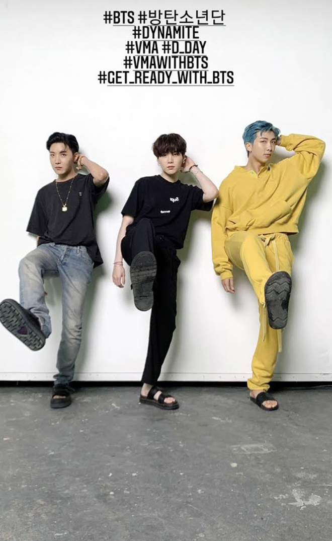 BTS, Jungkook, Jungkook một mình một kiểu, Jungkook mặc lệch pha với BTS