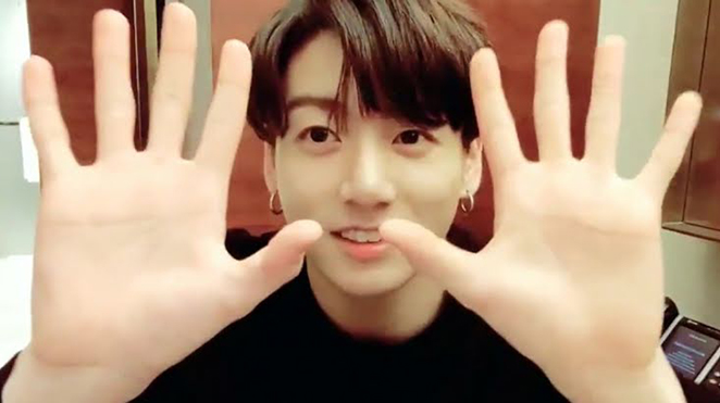 Phản ứng của Jungkook BTS khi fan vô tình từ chối đập tay chào