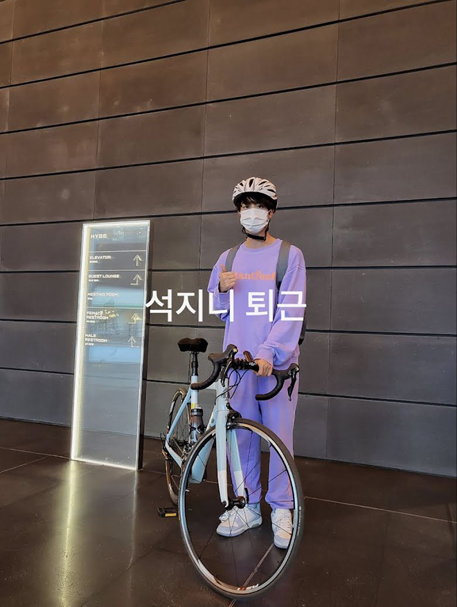 Jin BTS không chỉ nổi tiếng với tài năng âm nhạc mà còn là người mẫu ấn tượng với những bộ ảnh chụp xe đạp. Hãy cùng xem hình ảnh của anh chàng để khám phá những góc máy ấn tượng và cách tạo dáng với xe đạp của Jin.