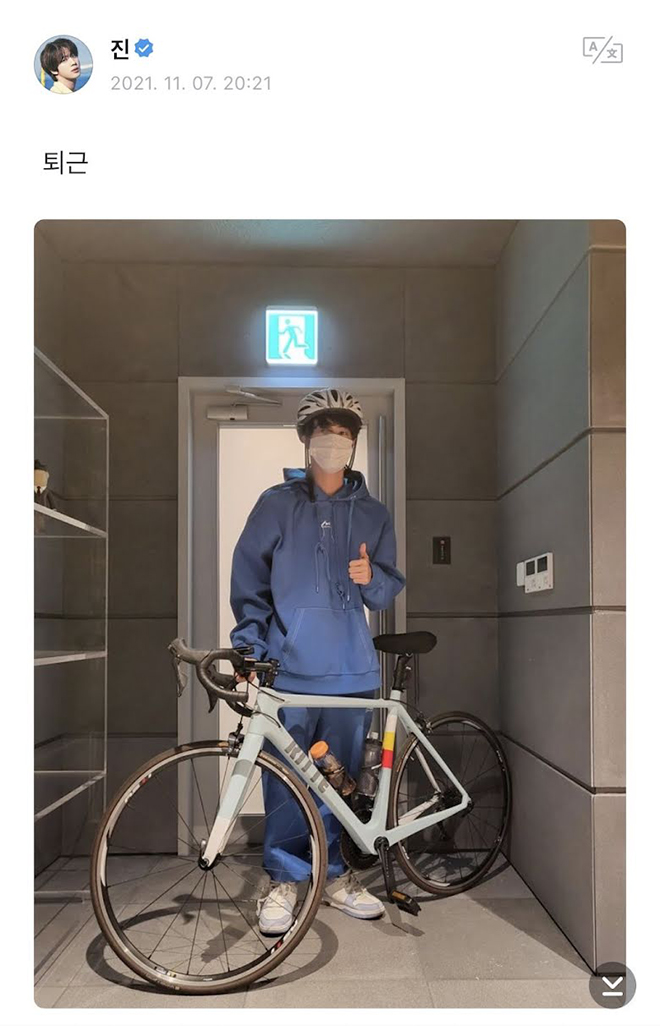 BTS, Jin BTS, Anh cả Jin BTS, Jin BTS chụp ảnh bên xe đạp chỉ để làm màu, V BTS