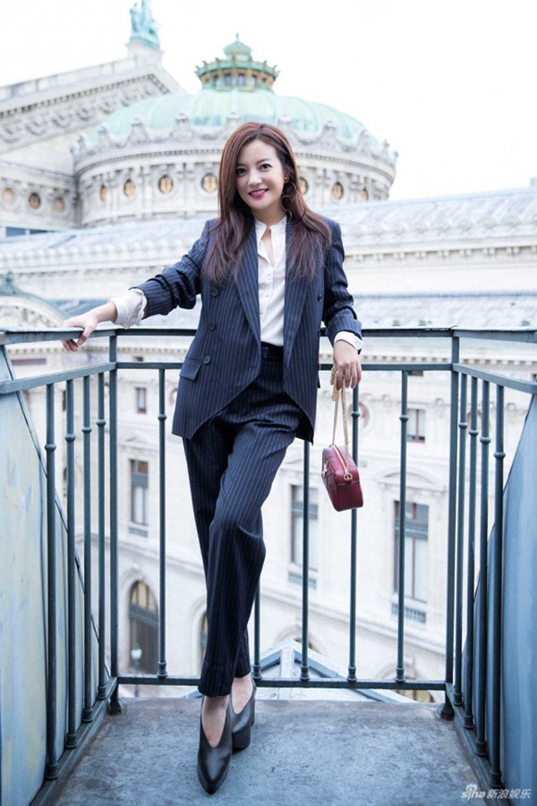 Không đầu tư váy áo như các sao khác, Triệu Vy lựa chọn trang phục suit thanh lịch kết hợp với áo sơ mi trắng. Set đồ này của cô nằm trong BST Resort 2018 của Stella McCartney