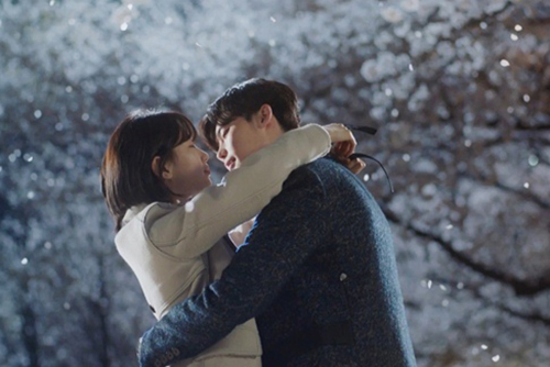 Lee Jong Suk và Suzy tình tứ trong phim "Khi nàng say giấc" 