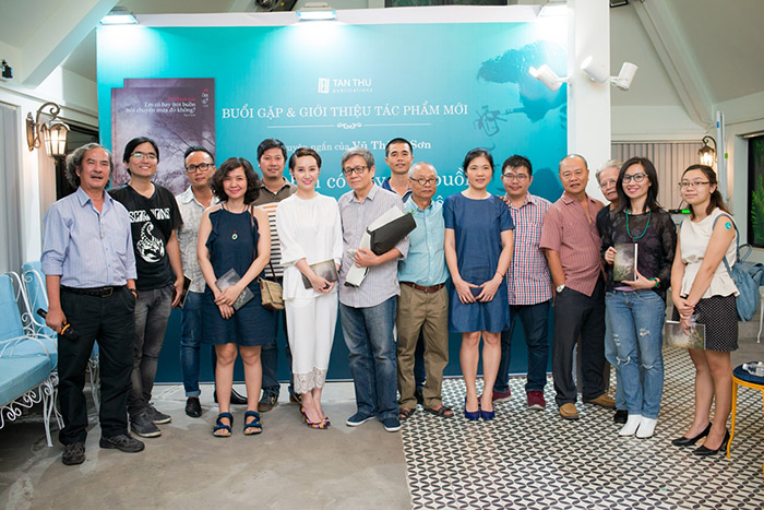 Bạn bè, đồng nghiệp và người thân đến dự buổi ra mắt sách của nhà văn Vũ Thành Sơn