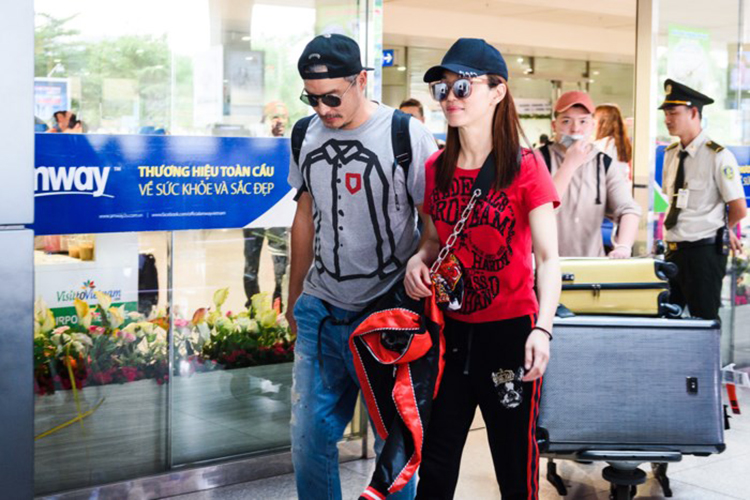 Rất nhiều người hâm mộ đã có mặt ở sân bay từ rất sớm để chờ đợi sự xuất hiện của cặp vợ chồng này tại Việt Nam