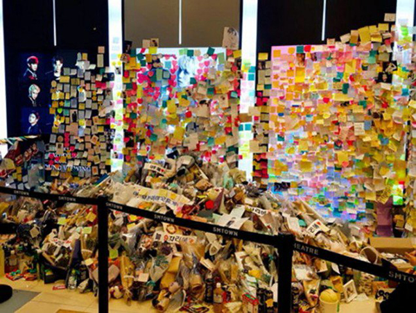 Khu tưởng niệm tạm thời của Jonghyun bị những người vô gia cư làm xáo trộn để tìm thức ăn
