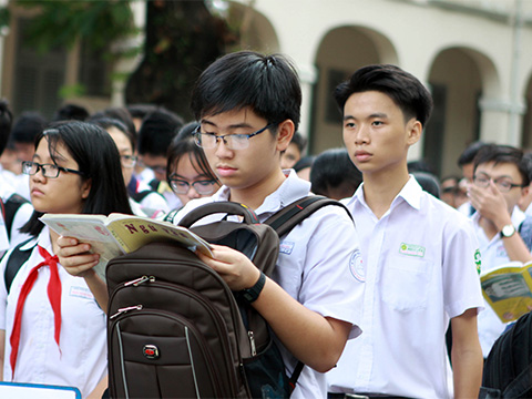 Trong ảnh: Thí sinh ôn lại bài trước khi vào thi môn Ngữ văn tại Hội đồng thi Trường Chuyên Lê Hồng Phong. Ảnh: Phương Vy- TTXVN
