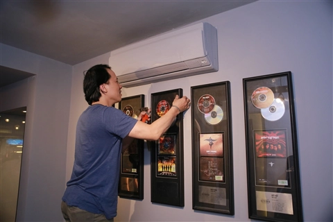 Khu vực trưng bày các album của Bức Tường