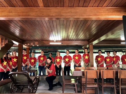 Các bạn trẻ quốc tế khoác trên mình chiếc áo cờ đỏ sao vàng của Tổ quốc Việt Nam, lặng mình đến viếng thăm Chủ tịch Hồ Chí Minh. 