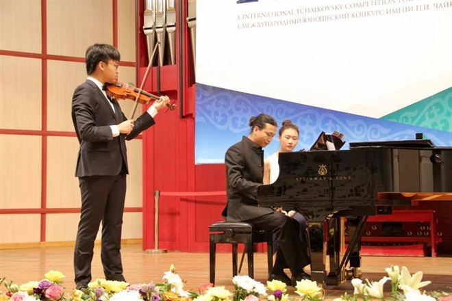 Trần Lê Quang Tiến trình diễn với phần đệm đàn của pianist Trần Thái Linh