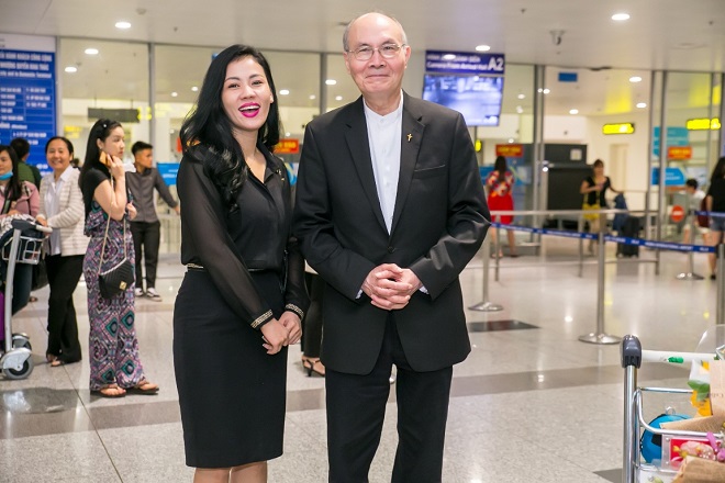 Ca sĩ Ngọc Châm - giám đốc sản xuất chương ra đón nhạc sĩ Vũ Thành An tại sân bay