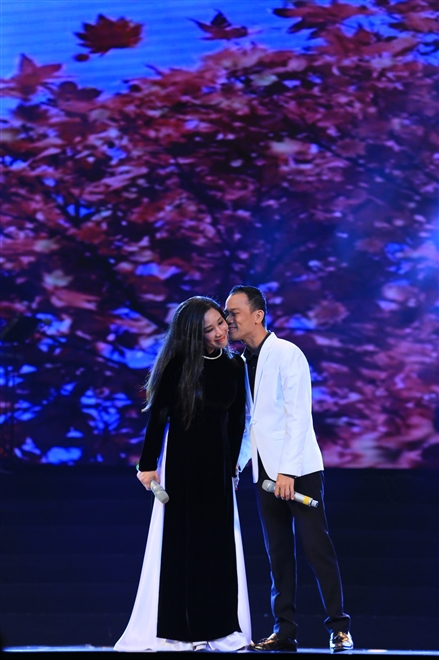 Nhưng chỉ ngay sau khi kết thúc phần trình diễn, Chế Phong đã bày tỏ tình yêu với vợ ngay trên sân khấu