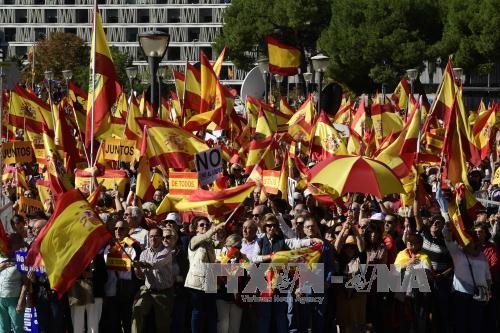 Ngày 28/10, hàng nghìn người Tây Ban Nha đã tuần hành trên các đường phố lớn ở thủ đô Madrid nhằm phản đối tuyên bố độc lập đơn phương của vùng Catalonia. Ảnh: AFP/TTXVN