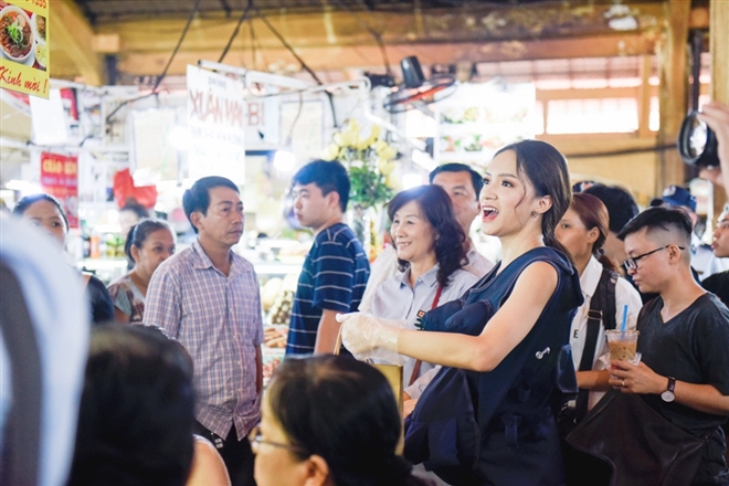 Không như các đội khác, Hương Giang lại là chân chạy bàn trong đội của mình. Cô đã phải "canh tranh" với Trấn Thành và Hứa Vỹ Văn trong khâu chào món ăn với khách 