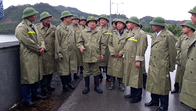 Phó Thủ tướng Trịnh Đình Dũng, lãnh đạo tỉnh Thanh Hóa cùng đoàn công tác kiểm tra khu vực Hồ Cửa Đạt. Ảnh: Khiếu Tư - TTXVN
