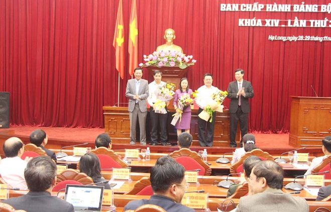 Lãnh đạo tỉnh Quảng Ninh chúc mừng 3 đồng chí được bầu bổ sung Ủy viên Ban Thường vụ Tỉnh uỷ nhiệm kỳ 2015-2020.
