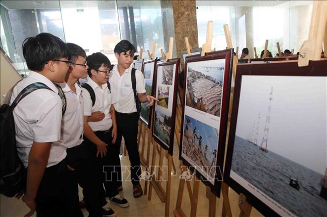 Học sinh Đà Nẵng tham quan triển lãm