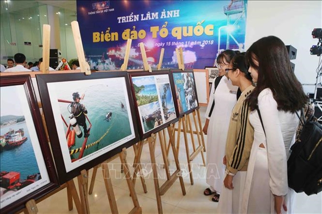 Sinh viên Đà Nẵng tham quan triển lãm