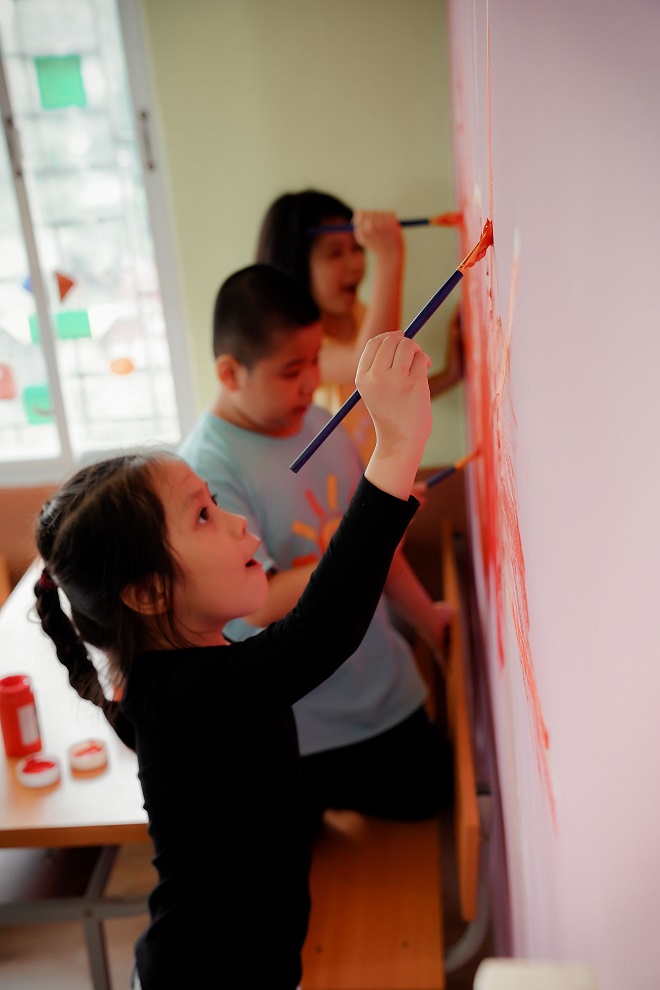 Các bé ở Trung tâm Hi vọng đang thực hiện những tác phẩm nghệ thuật cua rmình 