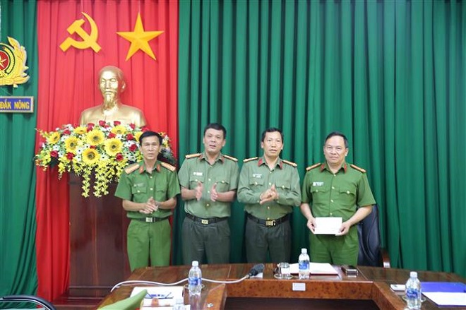  Trong ảnh: Đại tá Lê Văn Tuyến (thứ 3 từ trái qua) thưởng nóng cho ban chuyên án. Ảnh: TTXVN phát   Trong ảnh: Tang vật vụ án. Ảnh: TTXVN phát   Trong ảnh: Các đối tượng bị bắt. Ảnh: TTXVN phát