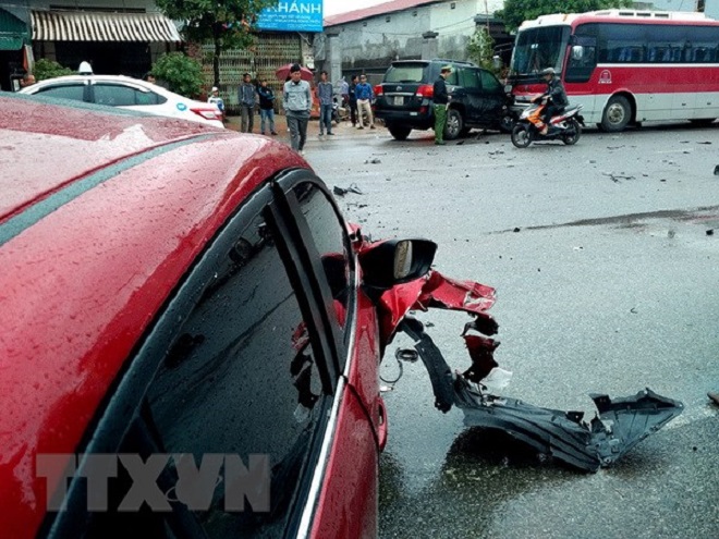 Hà Nội: Ô tô lấn làn tông trực diện xe máy, hai người tử vong