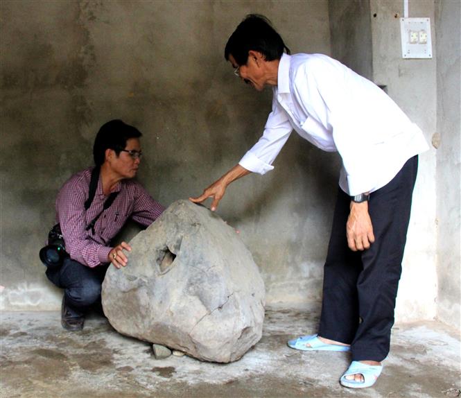 Trong ảnh: Ông Đinh Xuân Quen (áo trắng) xã Ba Trang hiện đang sở hữu chiếc tù và đá. Ảnh: Phước Ngọc - TTXVN