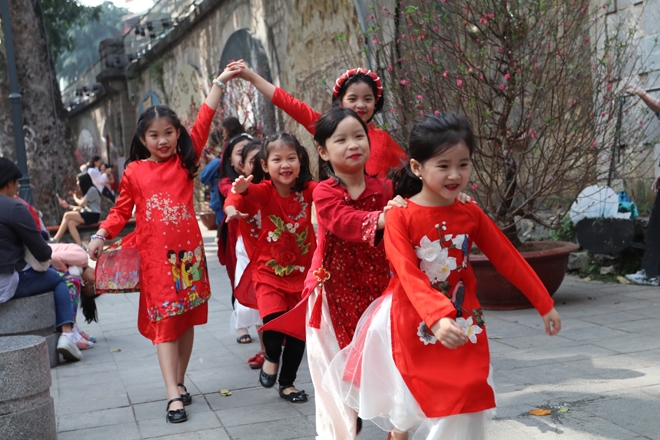 Trẻ em vui đùa trên phố bích họa Phùng Hưng.