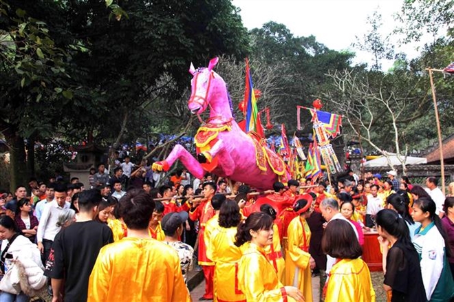 Trong ảnh: Lễ rước ngựa sắt của người dân thôn Phù Mã, xã Phù Linh. Ảnh: Quang Quyết-TTXVN