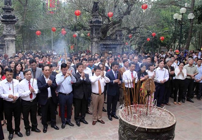Trong ảnh: Các đại biểu và nhân dân dâng hương trong ngày khai hội đền Sóc năm 2019. Ảnh: Quang Quyết-TTXVN