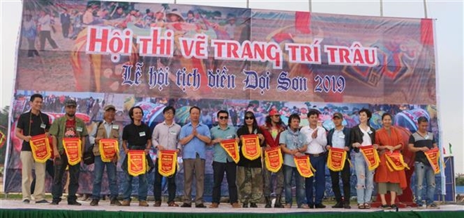 Trong ảnh: Ban tổ chức hội thi tặng cờ lưu niệm cho các họa sỹ tham gia hội thi. Ảnh: Nguyễn Chinh - TTXVN