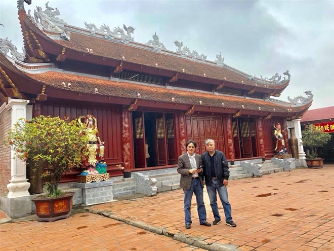 Nguyên Tổng giám đốc TTXVN Trần Mai Hưởng và nguyên phó tổng giám đốc TTXVN Ngô Hà Thái tại không gian đền ông Hoàng Mười