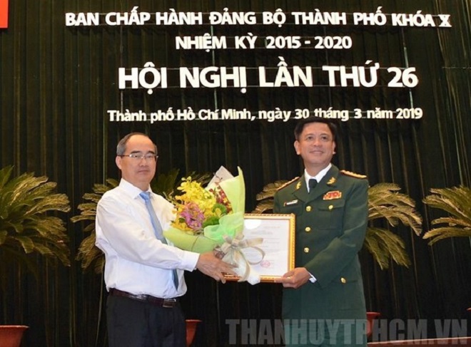Bí thư Thành ủy TPHCM Nguyễn Thiện Nhân trao quyết định cho Đại tá Nguyễn Trường Thắng. (Nguồn: .hcmcpv.org.vn)