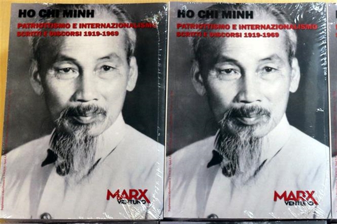 Trong ảnh: Bìa cuốn sách “Hồ Chí Minh – Chủ nghĩa yêu nước và Chủ nghĩa quốc tế”. Ảnh: Ngự Bình-Pv TTXVN tại Italy