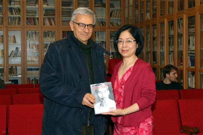 Trong ảnh: Dịch giả Andrea Catone tặng cuốn sách “Hồ Chí Minh – Chủ nghĩa yêu nước và Chủ nghĩa quốc tế” cho Đại sứ Nguyễn Thị Bích Huệ. Ảnh: Ngự Bình-Pv TTXVN tại Italy
