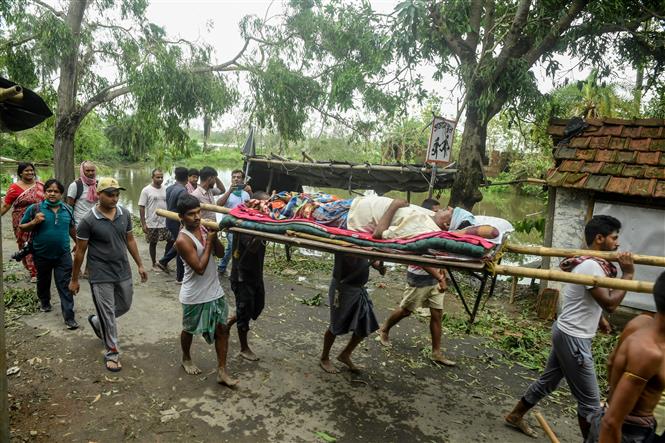Chuyển nạn nhân bị thương do cây đổ sau bão Amphan tại bang Tây Bengal, Ấn Độ ngày 21/5/2020. Ảnh: AFP/TTXVN