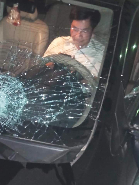 Ông Nguyễn Văn Điều - trưởng Ban nội chính Tỉnh ủy Thái Bình, ngồi trong xe sau khi gây tai nạn liên hoàn. Nguồn: Báo Tuổi trẻ