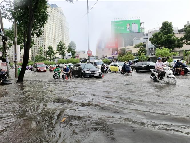 Trong ảnh: Tuyến đường Nguyễn Hữu Cảnh ngập sâu trong mưa. Ảnh: Hồng Giang - TTXVN.