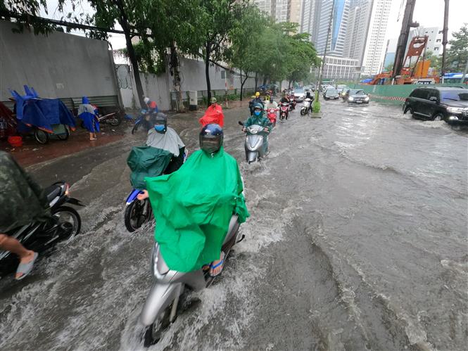 Trong ảnh: Tuyến đường Nguyễn Hữu Cảnh ngập sâu trong mưa. Ảnh: TTXVN phát.