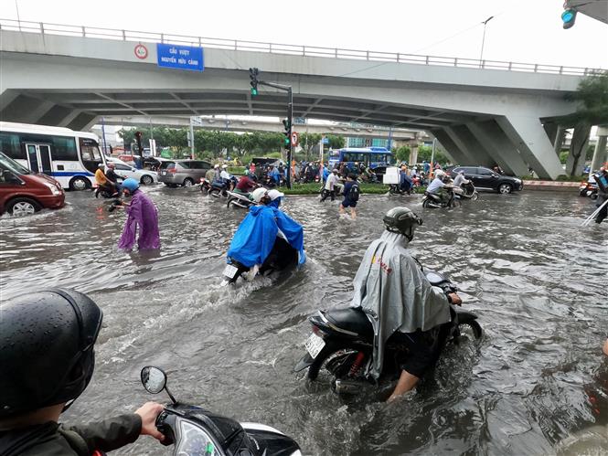 Trong ảnh: Khu vực cầu vượt Nguyễn Hữu Cảnh (quận Bình Thạnh) ngập sâu sau cơn mưa. Ảnh: Hồng Giang (TTXVN).
