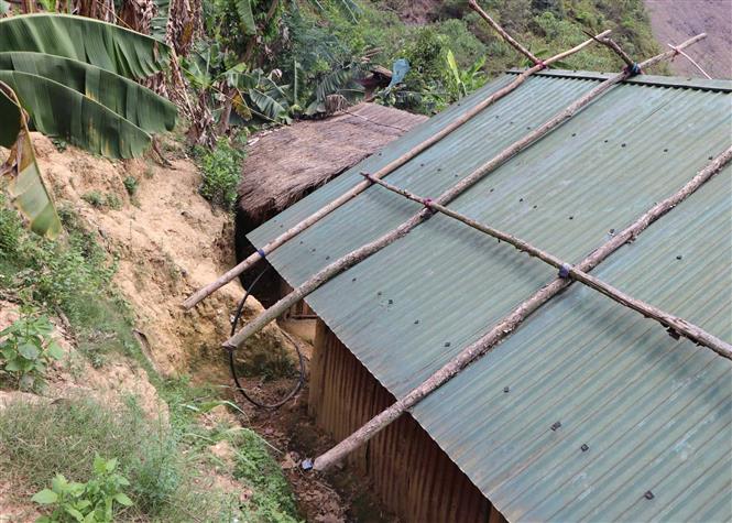 Trong ảnh: Những ngôi nhà tạm bợ tại bản Chà Dì xã bum Tở mỗi khi mưa xuống khiến cho người dân luôn sống trong cảnh bất an. Ảnh: Quý Trung – TTXVN