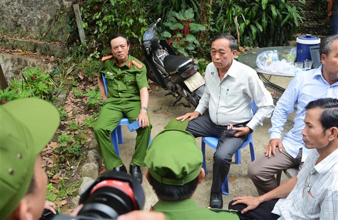 Trong ảnh: Đại tá Trần Mưu, Phó Giám đốc Công an thành phố Đà Nẵng chỉ đạo trực tiếp việc truy tìm đối tượng truy nã. Ảnh: Văn Dũng - TTXVN