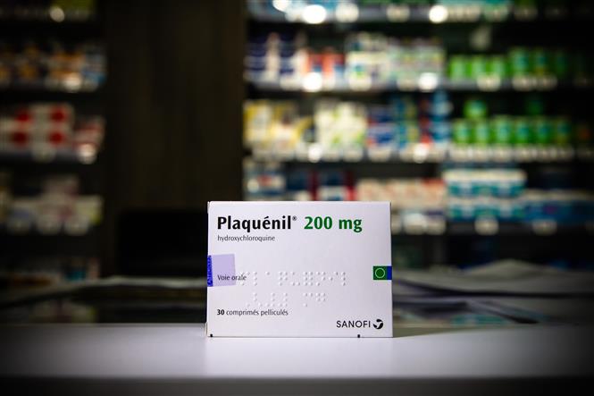 Trong ảnh: Thuốc Plaquenil (hydroxychloroquine) tại một hiệu thuốc ở Paris, Pháp ngày 29/4/2020. Ảnh: THX/ TTXVN