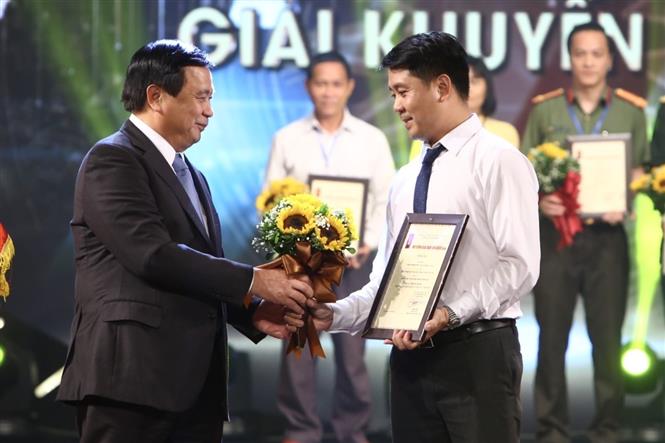 Trong ảnh: Bí thư Trung ương Đảng, Giám đốc Học viện Chính trị Quốc gia Hồ Chí Minh Nguyễn Xuân Thắng tặng hoa chúc mừng tác giả Dương Văn Giang (Ban biên tập Ảnh, Liên Chi hội nhà báo TTXVN) đoạt giải Khuyến khích. Ảnh: Minh Quyết - TTXVN