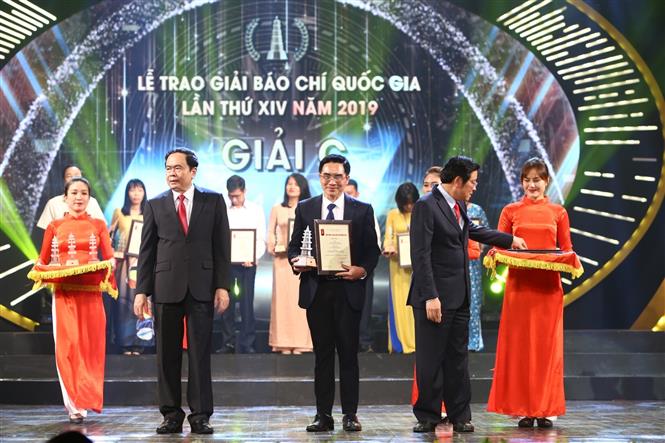 Trong ảnh: Đại diện nhóm tác giả thuộc Liên Chi hội Nhà báo TTXVN nhận giải C. Ảnh: Minh Quyết - TTXVN